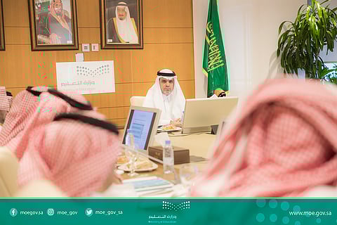 "العيسى" يودّع 24 معلماً ومعلمة سيتدربون في أستراليا