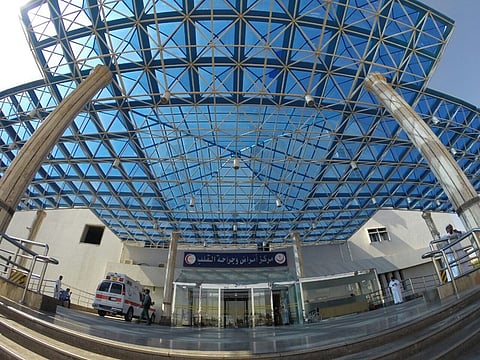 خلال 10 دقائق ..قسطرة ناجحة تغلق قطعاً بجدار قلب ثمانينية في المدينة