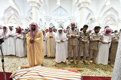 وكيل جازان يؤدي صلاة الميت على الشهيد "المقري" وينقل تعازي القيادة