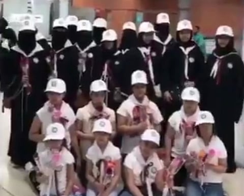 شاهد.. كشافة تعليم عسير للبنات توزع الهدايا على المسافرين بمطار أبها