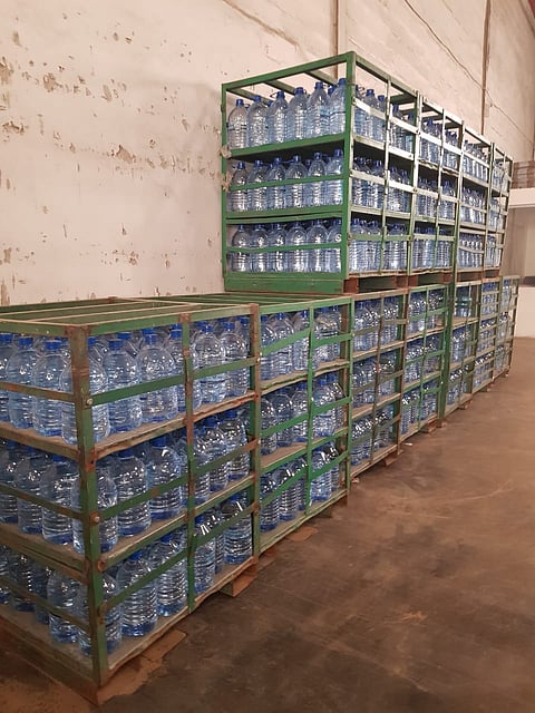 بعد أن حذرت ودعت للتخلص من منتجاته.. "الغذاء والدواء" تعيد إغلاق مصنع مياه بالرياض