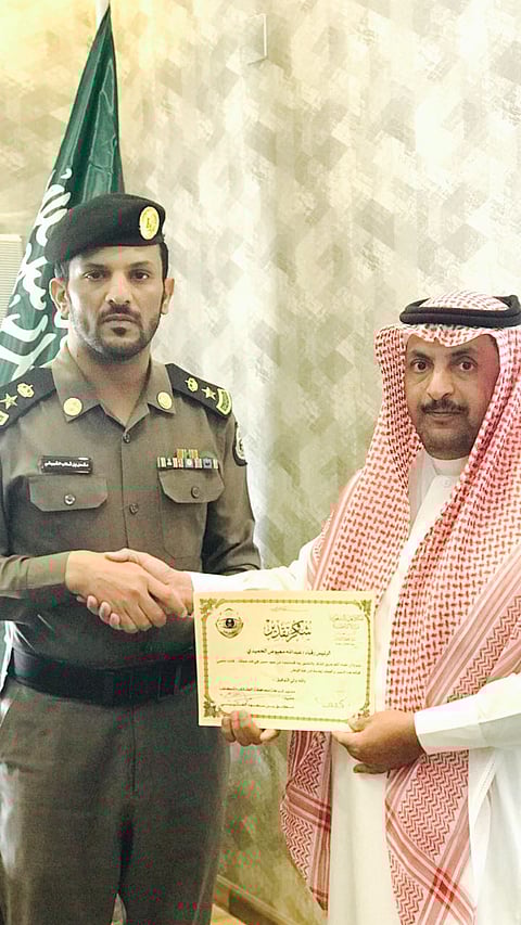الطائف .. مدير شرطة الفيصلية يكرّم "الحميدي"