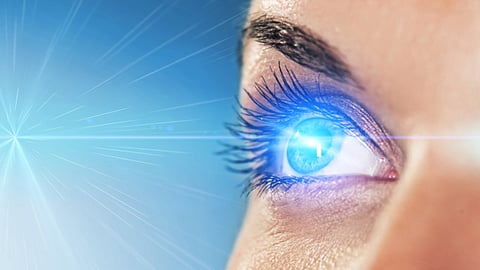 دراسة: الضوء الأزرق للأجهزة الإلكترونية يدمر العيون