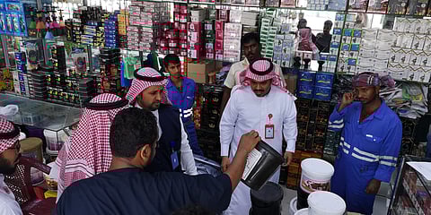 أول يوم عمل لمكافحة التبغ تضبط ٣٥٥ كجم من المعسل المجهول بجازان