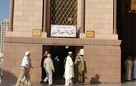 مكتبة المسجد النبوي تواصل توزيع العديد من إصداراتها الإلكترونية على الحجاج