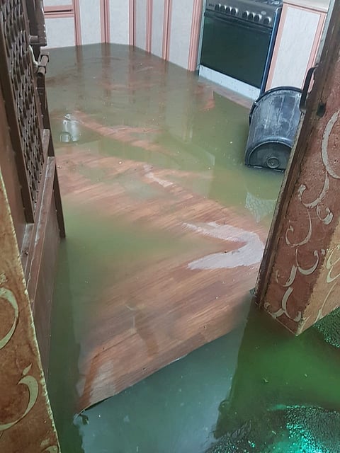 شاهد من الباحة.. "سيول معشوقة" تعزل الأهالي وتدهم منازل والمناشدات تتواصل