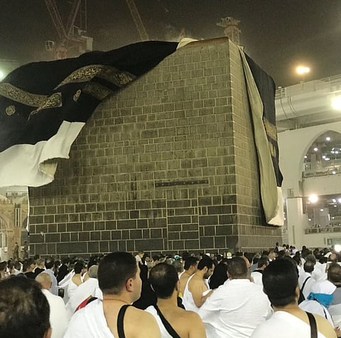 بعد أن داعبت الرياح ستار الكعبة هذه قصة الباب الذي أغلقه الحجاج