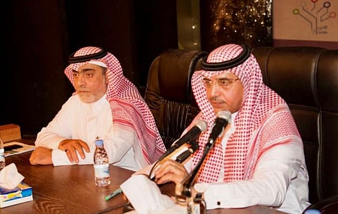 "العمري": حملات شرسة تستهدف أبناءنا والمرشد الطلابي خط حمايتهم الأول