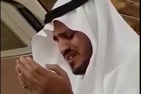 بعد أول أذان له في المسجد النبوي ..شاهد دعاء وبكاء المؤذن الشاب "قصاص"
