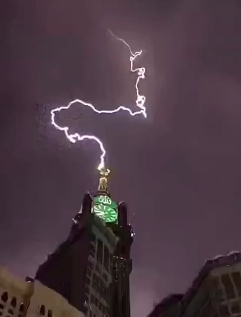 بالفيديو.. صاعقة تضرب "برج ساعة مكة" مشكلة منظراً خلاباً