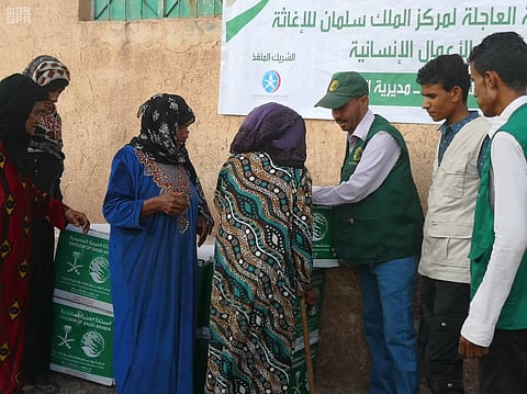 "مركز سلمان الإغاثي" يبدأ توزيع السلال الغذائية للمحتاجين في "الضالع"