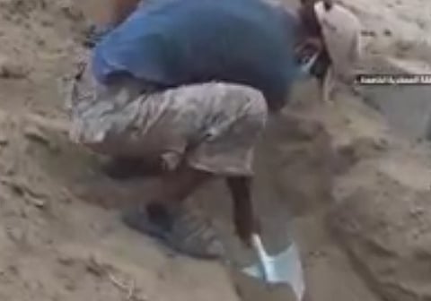 بالفيديو.. المليشيا الحوثية تنبش قبور قتلاها في حيران اليمنية