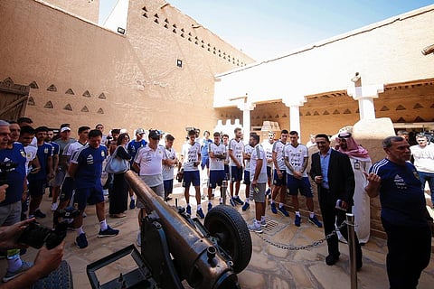 شاهد.. نجوم التانجو يتجولون في "المصمك" ويلتقطون الصور مع صقر #المتحف_الوطني