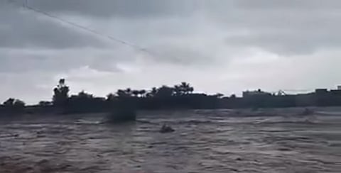 فيديو إعصار لبان .. السيول كأنها أنهار في محافظة المهرة اليمنية