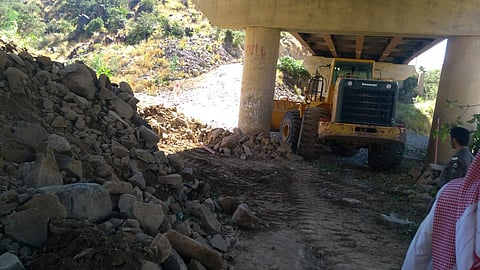 بتوجيه أمير عسير.. إزالة إحداثات بوادي الطالع شمال أبها