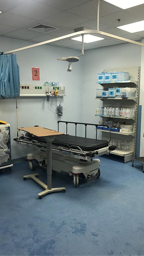 تسرب مياه الأمطار إلى داخل غرفة الإنعاش بمستشفى تيماء العام