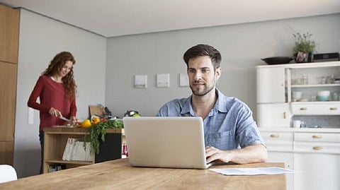 العمل أم الأسرة؟.. دراسة تكشف صنف الرجال الذي تنجذب إليه النساء