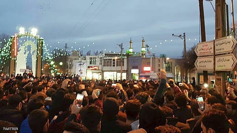 العقوبات الأمريكية الجديدة على طهران تجدد الاحتجاجات والإضرابات العمالية