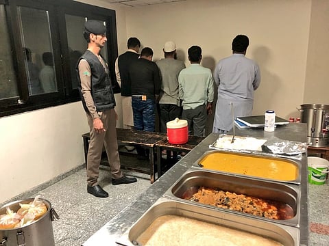 ضَبْط فندق مخالف توزَّع من خلاله وجبات مجهولة المصدر بالمدينة المنورة