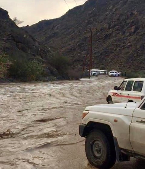 بالفيديو.. سيل وادي سنومة ببيشة يجرف سيارة ويعطِّل حركة المرور