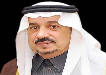 أمير الرياض يؤدي صلاة الميت على والدة "فيصل بن محمد بن عبدالعزيز"