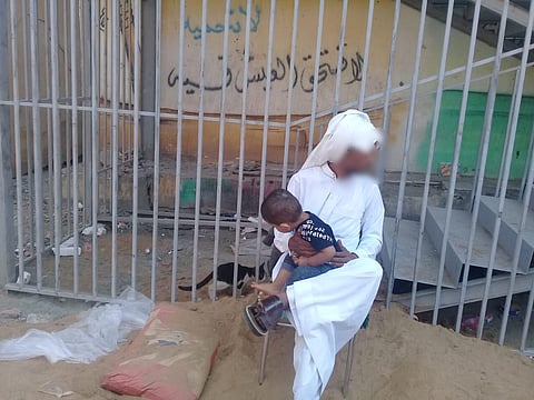 حارس مدرسة بمكة بلا مأوى ودورة مياه منذ 3 أشهر.. والجيران يتدخلون