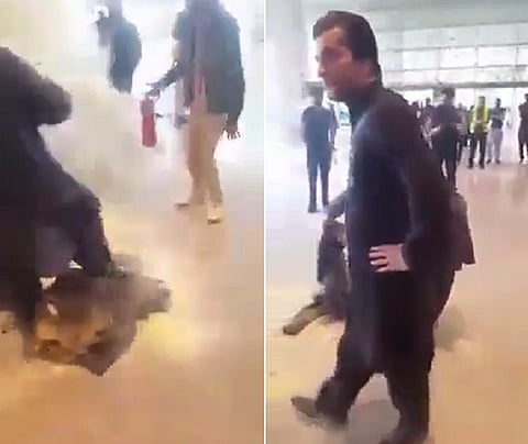 بالفيديو.. وزير باكستاني يشعل النار في حقائبه بمطار إسلام أباد