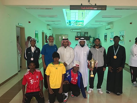 "متوسطة ابن المبارك" بالرياض تحصد بطولة التعليم لكرة القدم