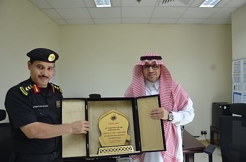 اللواء العتيبي يقدم درعاً تكريمية لمدير مستشفى قوى الأمن بمكة