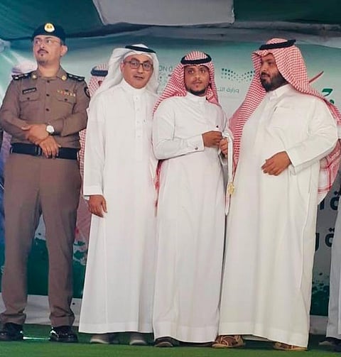 متوسطة وثانوية السارة بالحد الجنوبي تكرم المعلم "شيعاني"