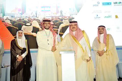 محافظ جدة يكرِّم شركة جبل عمر الراعية لملتقى الشركات الناشئة