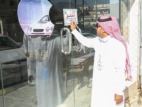 بلدية بارق تغلق مطعمًا وترصد 8 مخالفات صحية