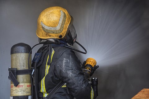 إخماد حريق مستودع الرحاب بجدة.. وهذا سبب سحب الدخان الكثيفة