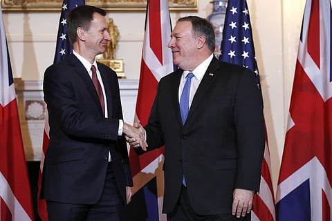 "بومبيو" يبحث مع نظيره البريطاني مواجهة السلوك الإيراني