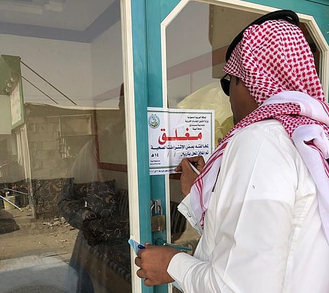 جولة تفتيشية لبلدية بارق تغلق مطعماً ومخبزاً و10 محلات مهنية