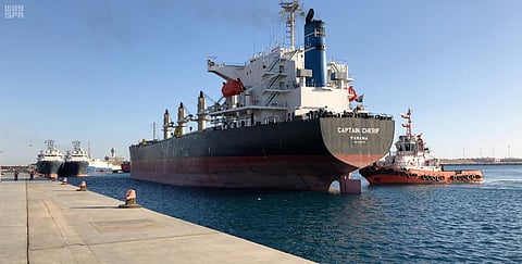 ميناء ضبا يُصدر أول شحنة "كلنكر" إلى عدن