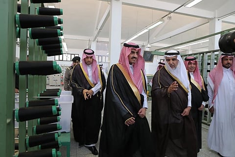 "نائب أمير مكة" يطلع على مراحل صناعة كسوة الكعبة ومعرض عمارة الحرمين
