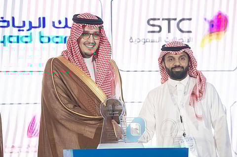 نائب أمير المنطقة الشرقية يكرّم رابطة دوري المحترفين