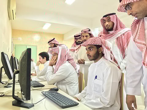 لتحسين المخرجات وتأهيلهم.. "مدير تعليم الأفلاج" يدشن مركز التحصيل بثانوية ليلى