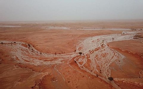 شاهد.. هطول أمطار وجريان الأودية بحوطة بني تميم