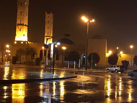 شاهد.. موجة ماطرة تجتاح الأفلاج وتسيل على أثرها الشعاب