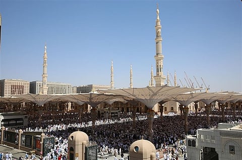 المجموعة 14.. ضيوف برنامج الملك للعمرة يؤدون صلاة الجمعة بالحرم