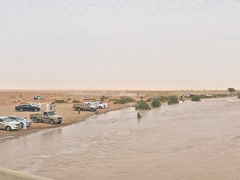 بالصور.. السيول تحرك جفاف أودية الأفلاج والأهالي يخرجون للمشاهدة