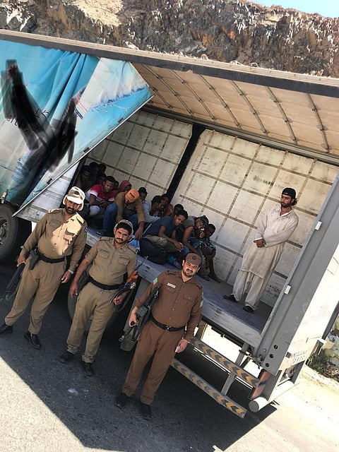 إحباط تهريب 21 مجهولًا عبر شاحنة مياه.. هنا ضبطهم "أمن طرق عسير"