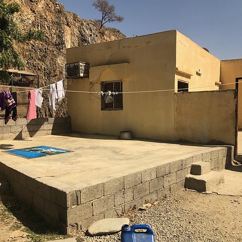 عصف الفقر والبطالة.. 9 أبناء وأمهم المسنة في غرفة آيلة للسقوط بالريث