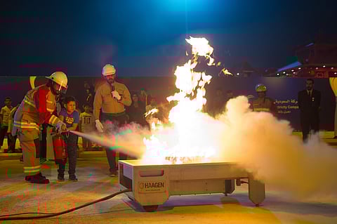 شاهد.. "الكهرباء" تقدم عروضاً توعوية لإطفاء الحرائق بـ"مهرجان نور"