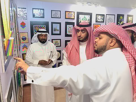 شاهد.. 300 عمل تشكيلي تزين أركان المعرض الفني بتعليم الأفلاج