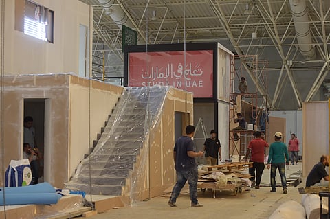 رصدتها "سبق" .. استعدادات الساعات الأخيرة قبل انطلاق منتدى التعليم العالي