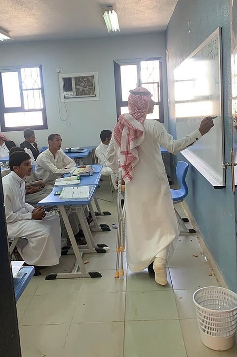 معلم بسكاكا يقطع إجازته المرضية لإنهاء المنهج مع طلابه