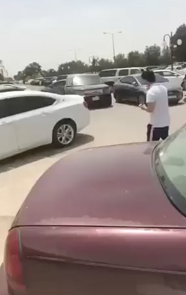 بالفيديو.. سيارة تدهس شابًّا وتهرب.. وآخرين يطاردونها للحاق بها
